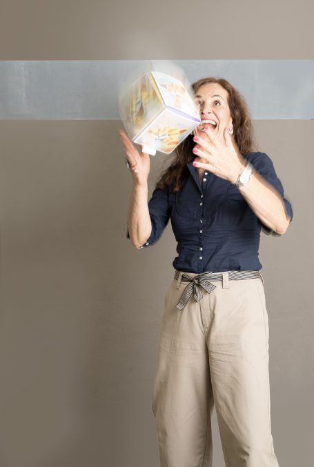 ResiPlus Business-Fotografie ResiPlus Unternehmerin wirft Würfel in die Höhe