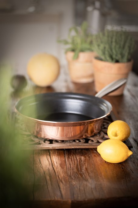 E&L-Manufaktur Produktfotografie Kupferpanne mit Kräutern und Zitronen