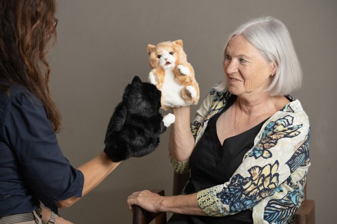 ResiPlus Businessfotografie/Werbun/Arbeitsmaterial ResiPlus-Unternehmerinnen zeigen mit Handpuppen, wie die Arbeit mit den Kindern funktioniert